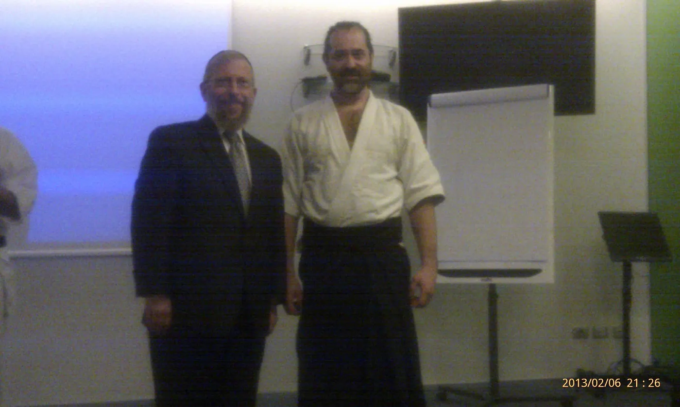 Fotografie documentara cu fondatorul KKC alaturi de un reprezentant al programului.