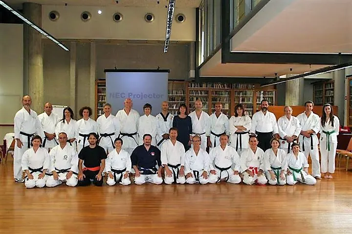 Grup de practicanti si sustinatori fotografiati intr-o sala mare din Roma.